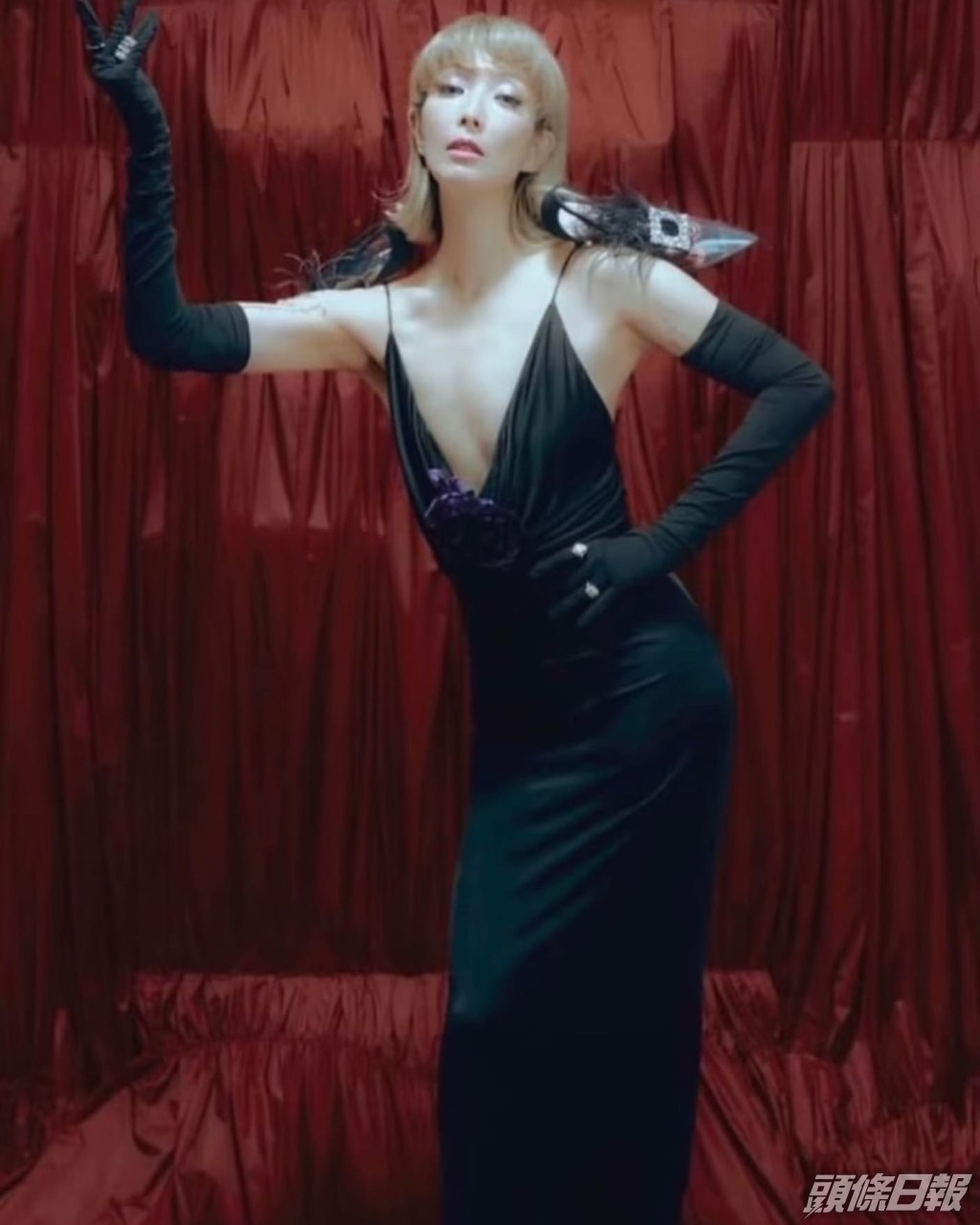 鄭秀文身形勁fit，身上絲毫沒有一點贅肉，以女性來說肌肉線條相當明顯。